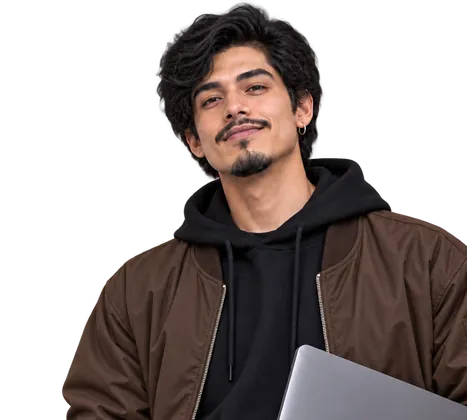 Diseñador sonríe con su laptop en la mano – Curso de UX/UI UCAL
