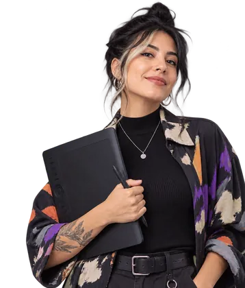 Diseñadora sonríe con una tablet en la mano – Diploma en Diseño Gráfico Digital