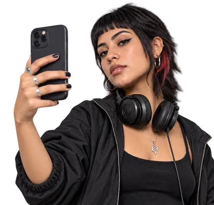 Creadora de contenido graba con su smartphone y lleva audífonos – Diploma en Edición y Creación Audiovisual