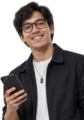 Joven sonríe mientras usa su smartphone – Diploma en Marketing Ads y Medios Digitales
