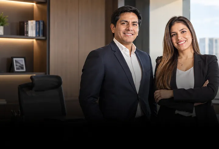 Estudiante de diseño de interiores con casco y planos recorriendo el lobby de un edificio corporativo en obra